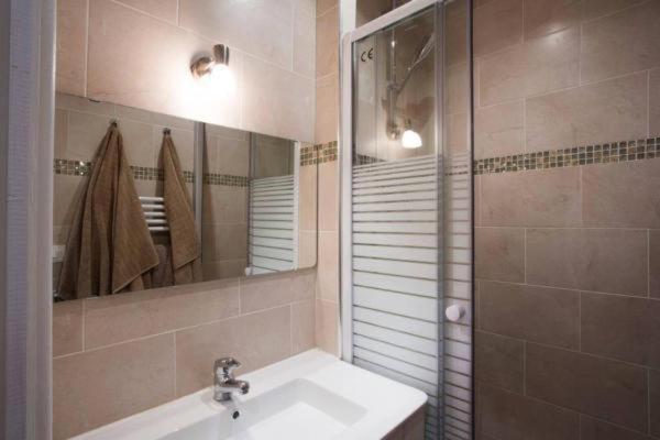 Cmg Hotel De Ville - Manteaux Paris Eksteriør bilde